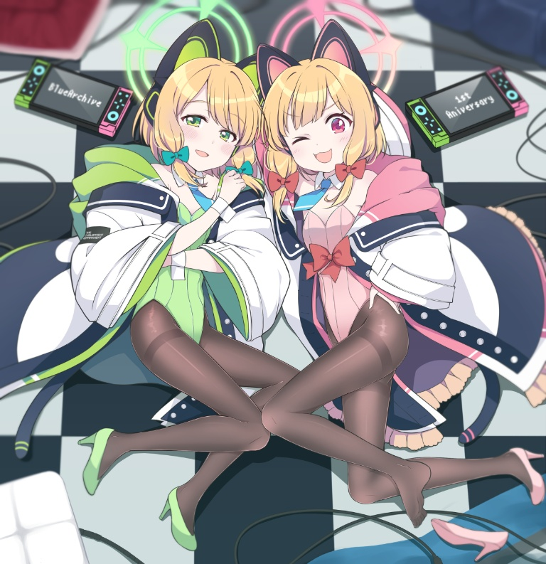 Result /files/20231_2girls_alternate_costume_animal_ear_headphones_animal_ears_black_pantyhose.png