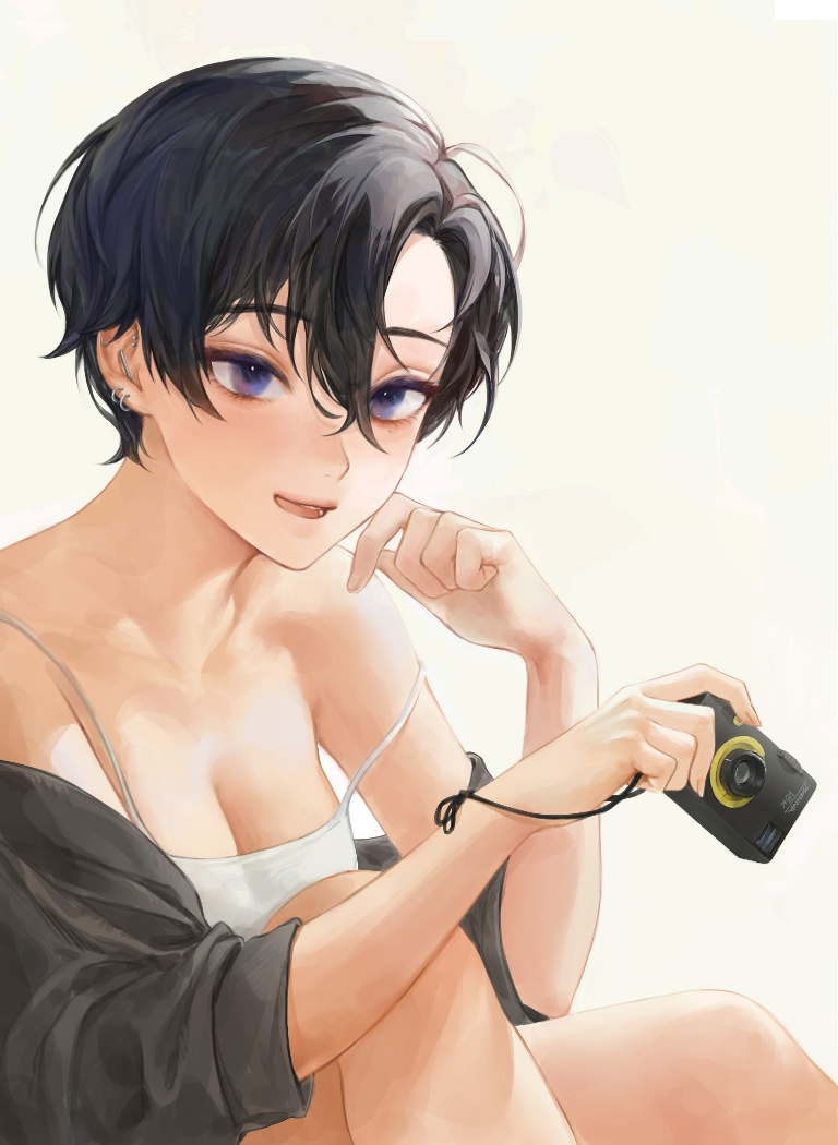 Result /files/04927_1girl_black_hair_blue_eyes_breasts_camera.png